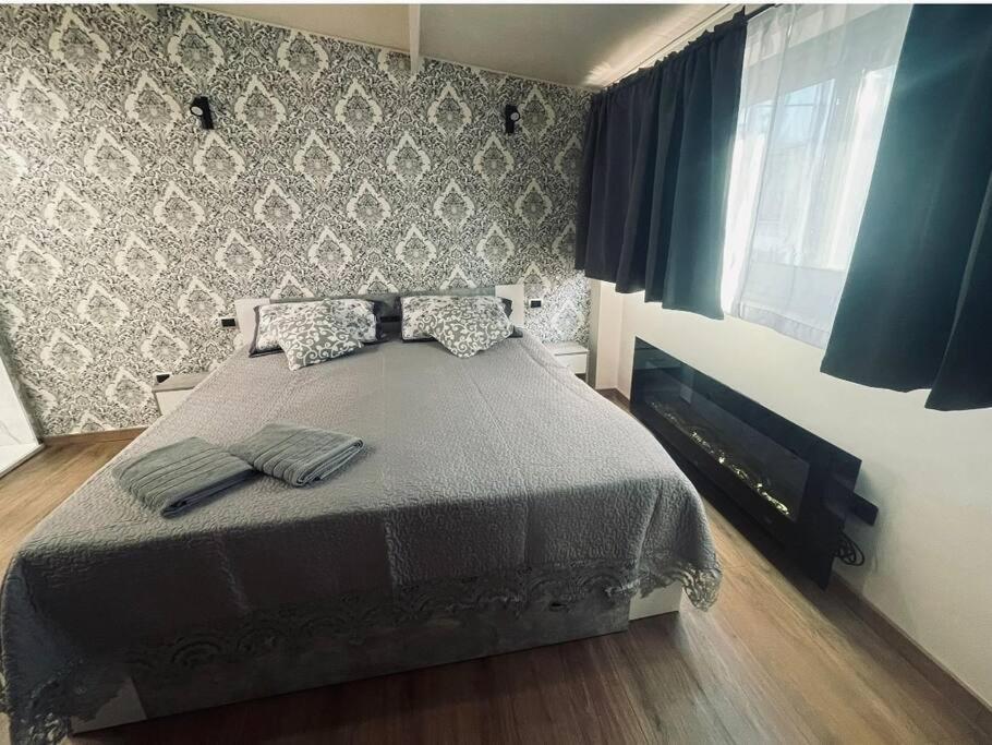 Suites Grey In Centro Randazzo Exterior foto